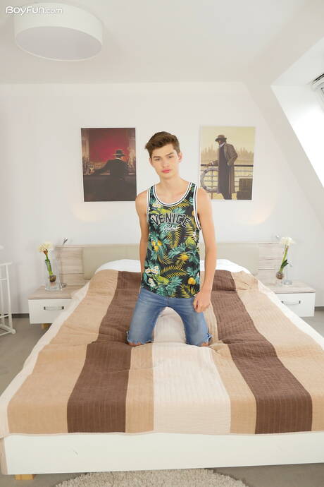 Pretty boy Curtis Cameron shows a beautiful body