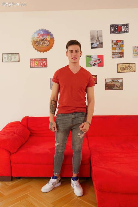 Hunky guy Evan Ryker posing nude and showing his ass