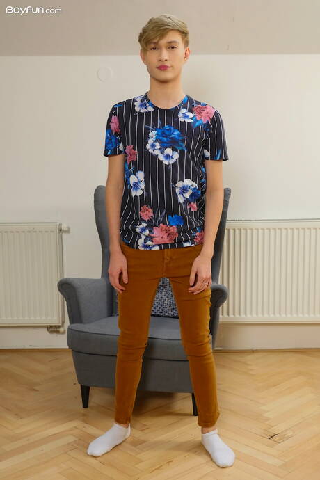 Young dude Angel Rivers posing naked