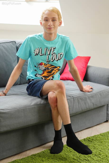 Pretty boy Justin Stone shows a perfect body