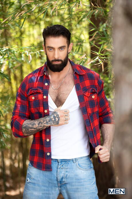 Spanish hairy bear Scott Carter and american bodybuilder Justin Jett in hot ass bang outside